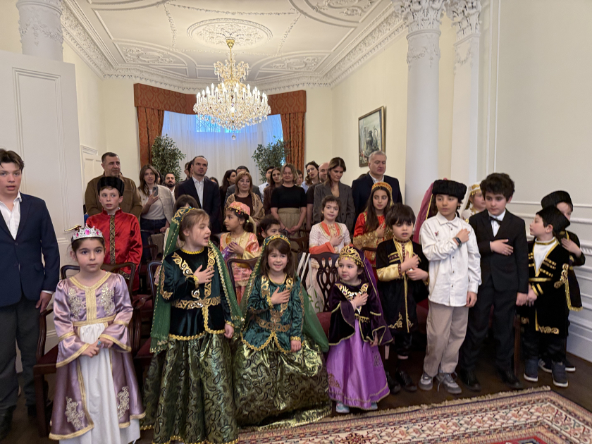 Londondakı Azərbaycan məktəbinin şagirdləri Novruz bayramını qeyd ediblər Xeber basligi